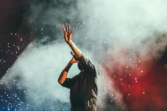 photo d'un chanteur lors d'un concert